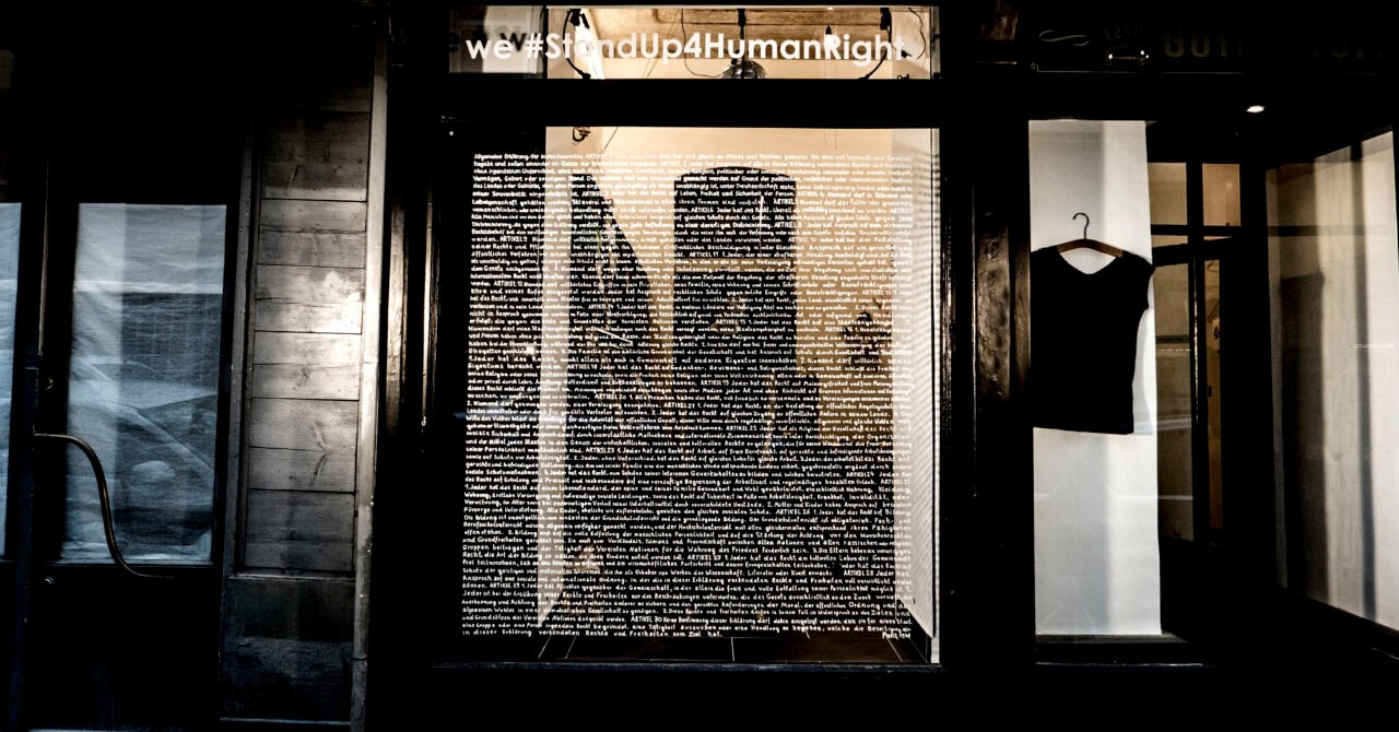 70 Jahre Allgemeine Erklärung der Menschenrechte Text auf GuterStoff Schaufenster